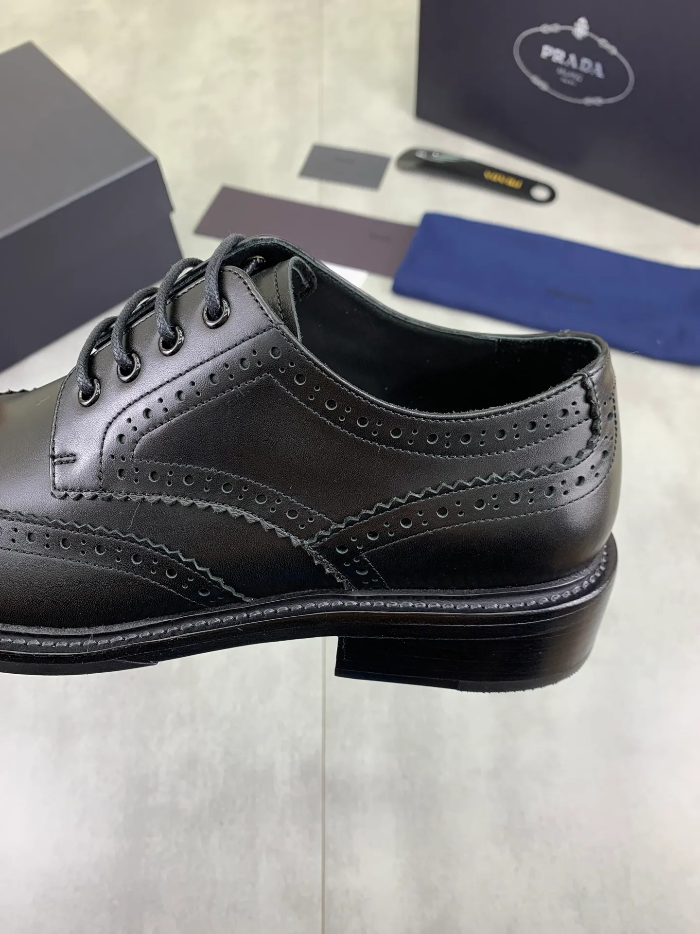 Factory price P980 💰 (genuine leather outsole series) original quality, top version 🔱 ＰＲＡＤＡPrada. Men's business casual leather shoes, top quality cow leather. 1:1 shipment⬆️Luxurious and noble👞All imported original color-changed cowhide, just to create a more comfortable wearing experience. Upper: Original comfortable selected high-end color-changed calfskin➕Top imported water-dyed full cow lining, original lightweight and comfortable high-grade genuine leather outsole✔️Code number: 39-44 (38 45 46 47 can be customized)